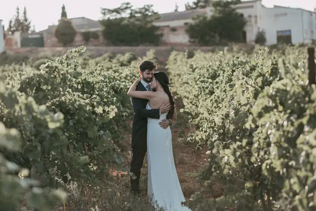 Reportaje boda Bodega Finca Calderon Requena portada sesion pareja