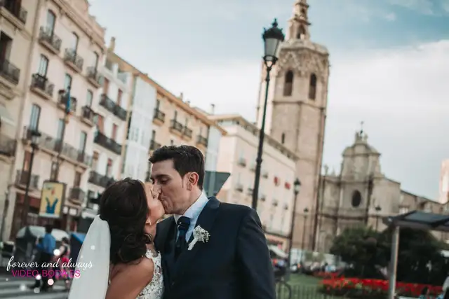Marian y Carlos después de la ceremonia por Valencia