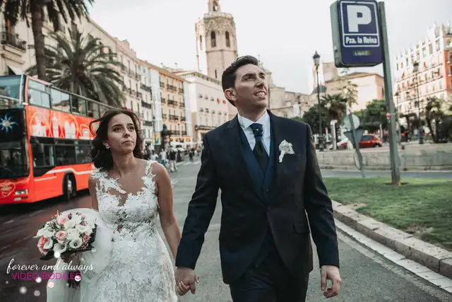 Marian y Carlos después de la ceremonia por Valencia
