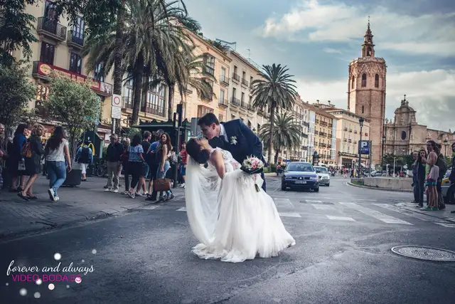 Marian y Carlos después de la ceremonia por Valencia