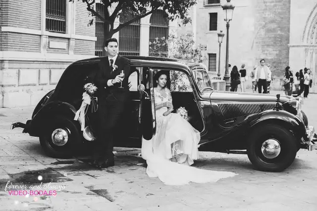 Marian y Carlos después de la ceremonia por Valencia