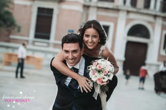 Marian y Carlos después de la ceremonia por Valencia