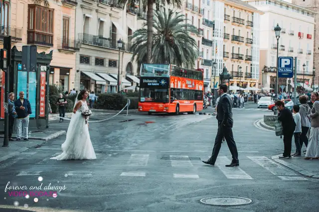 Marian y Carlos después de la ceremonia por Valencia