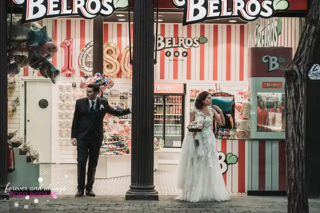Marian y Carlos después de la ceremonia por Valencia