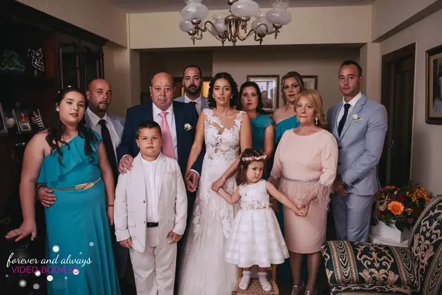 Familia, preparativos y llegada a la iglesia de Marian y Carlos