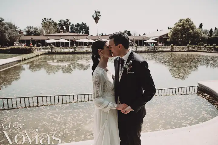 Reportaje de boda jardines la Cartuja Monica Hector Mayo 2023 sesion pareja