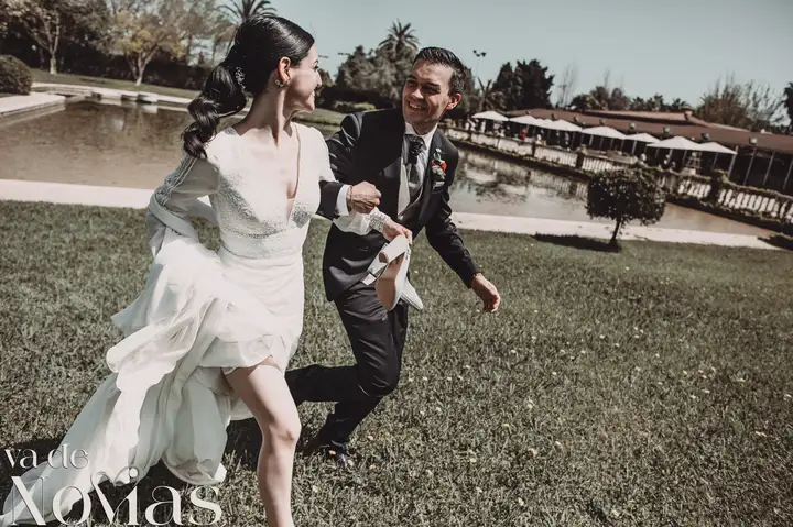 Reportaje de boda jardines la Cartuja Monica Hector Mayo 2023 portada sesion pareja