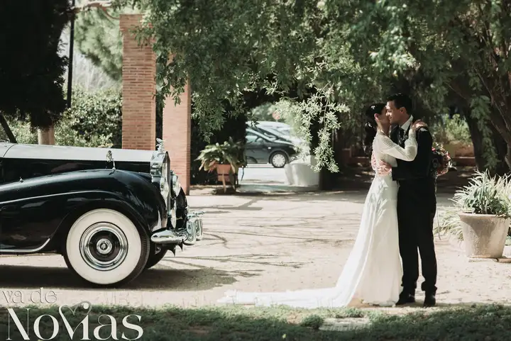 Reportaje de boda jardines la Cartuja Monica Hector Mayo 2023 portada sesion pareja