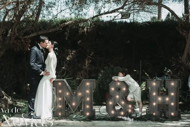 Reportaje de boda jardines la Cartuja Monica Hector Mayo 2023 portada sesion pareja