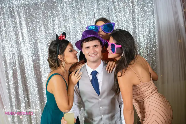 Fiesta y photocall de la boda de Nuria y Luis