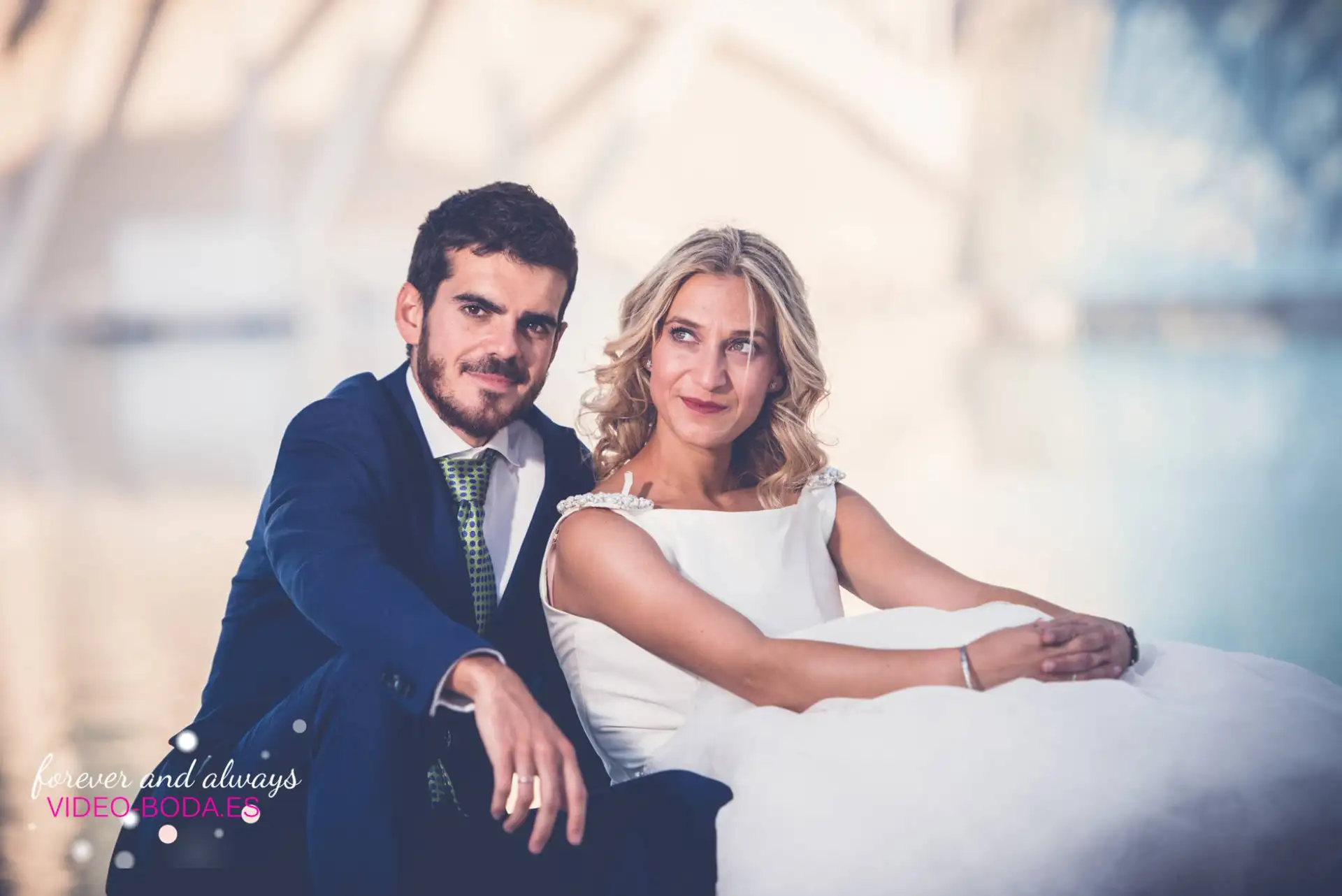 Cristina y Jesús en bicicleta durante su postboda