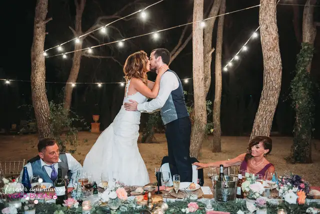 Cena y bromas de los amigos en la boda de Rocío y Daniel