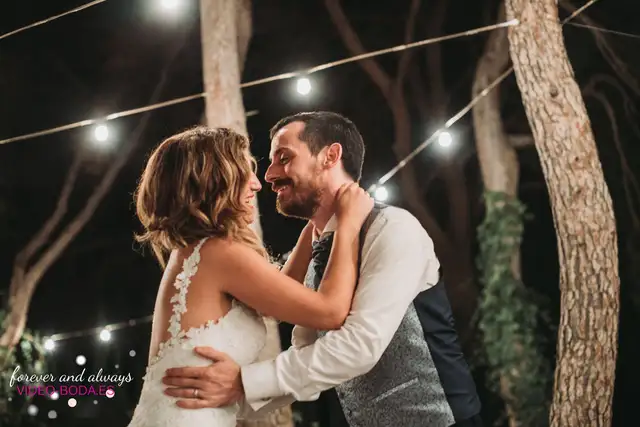 Cena y bromas de los amigos en la boda de Rocío y Daniel