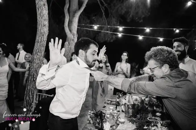 Cena y bromas de los amigos en la boda de Rocío y Daniel