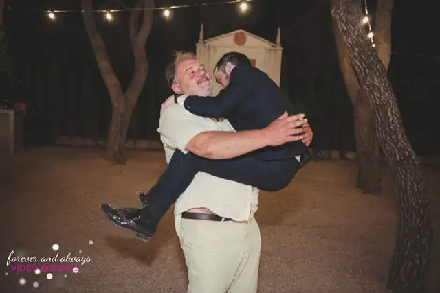 Cena y bromas de los amigos en la boda de Rocío y Daniel