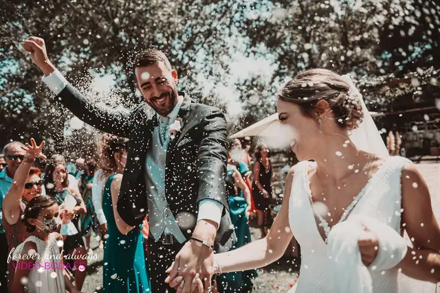 Reportaje boda tamara Asis Sauces Olimar Chiva Salida / Entrada