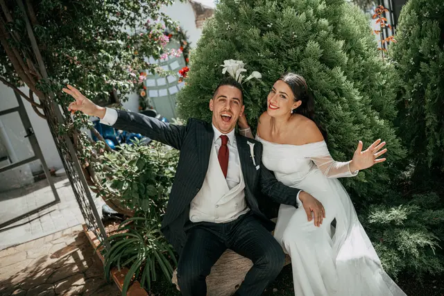 Boda de Yoanna y Héctor en El Mas de Anna, Alginet divertidas portada sesion pareja