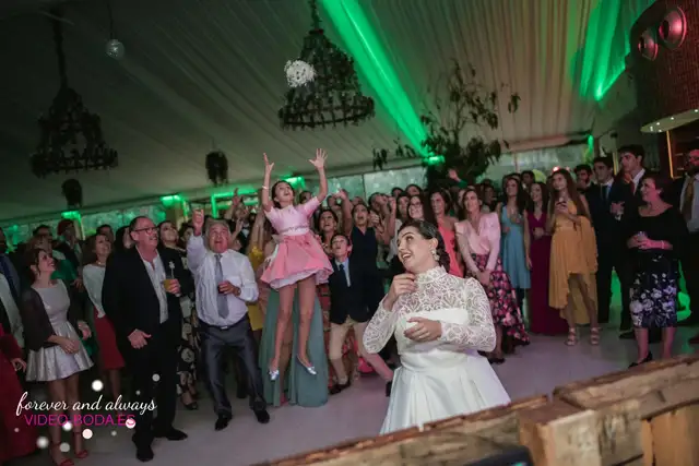 novios cortando la tata e jardines la cartuja