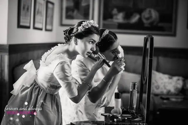 fotografia hermanas jugando a ser mayores en la boda