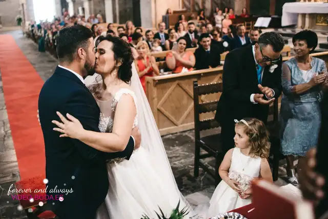 fotografía primer beso casados