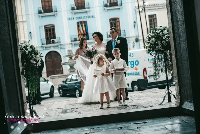fotografía novia puerta iglesia