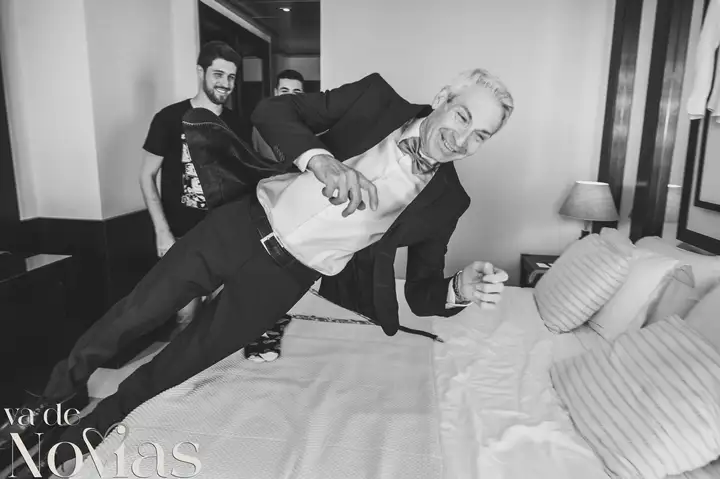 boda hotel las arena angela sergio BW divertidas portada preparativos