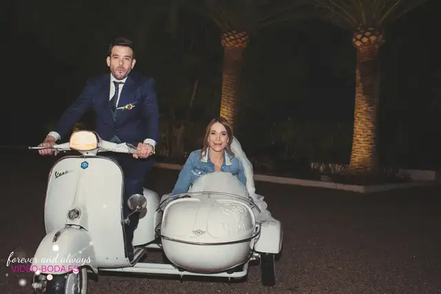 los novios en vespa con sidecar