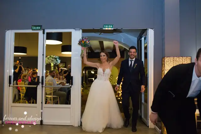 Entrada cena novios