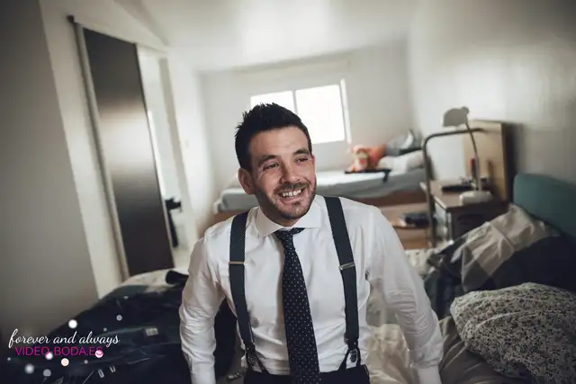 novio arreglandose en casa