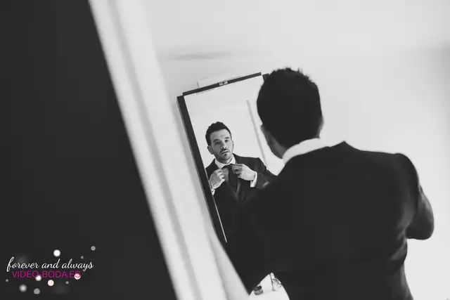 novio arreglandose en casa