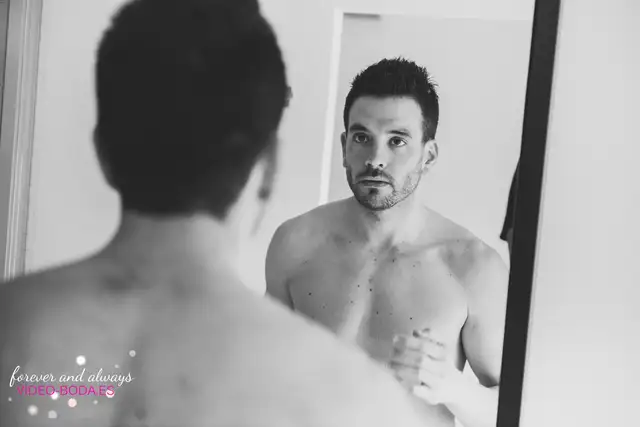 novio arreglandose en casa