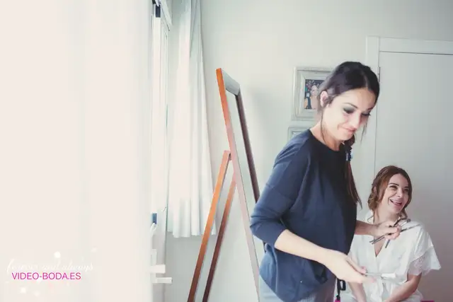 novio arreglandose en casa