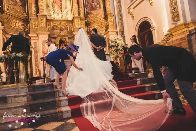 arreglando vestido iglesia