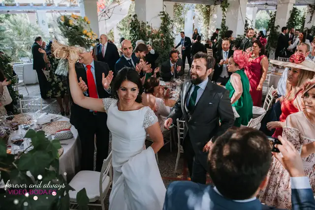 entregando ramos la novia