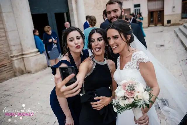 arreglando vestido iglesia