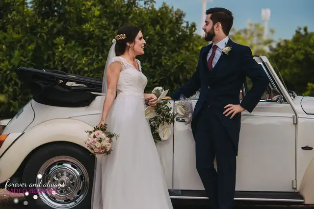 novios en el escarabajo