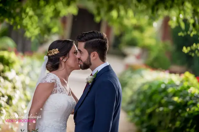novios llegando a la masía