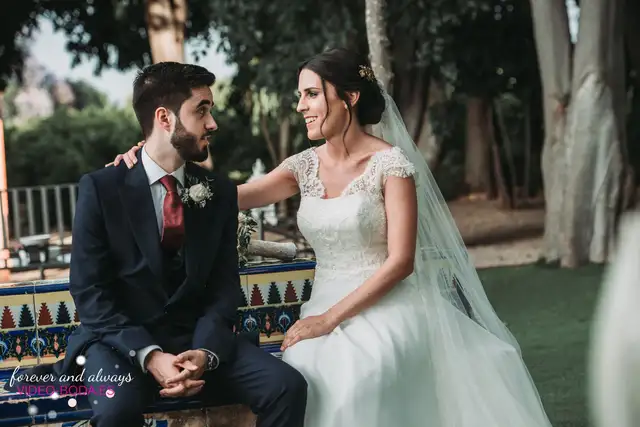 novios en banco de azulejos