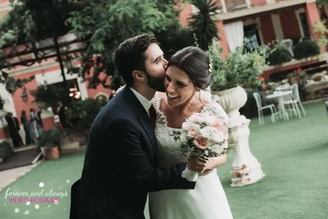 recien casados riendo