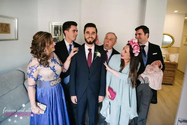 vistiendo al novio de la boda