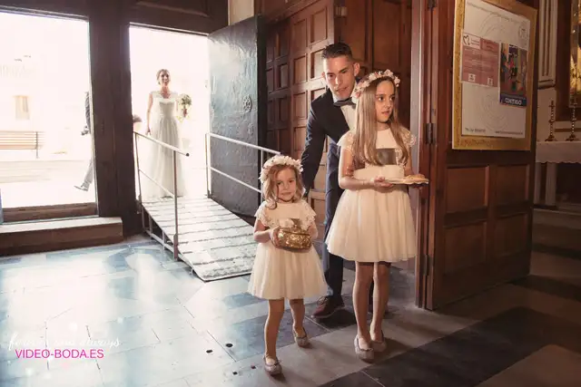 Entrada a la iglesia de la novia