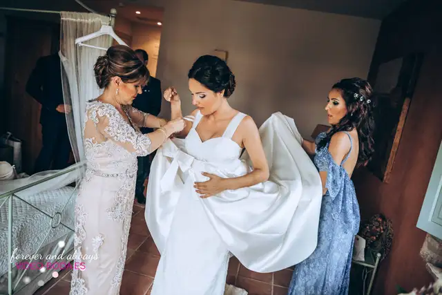 fotografía boda vistiendose la novia
