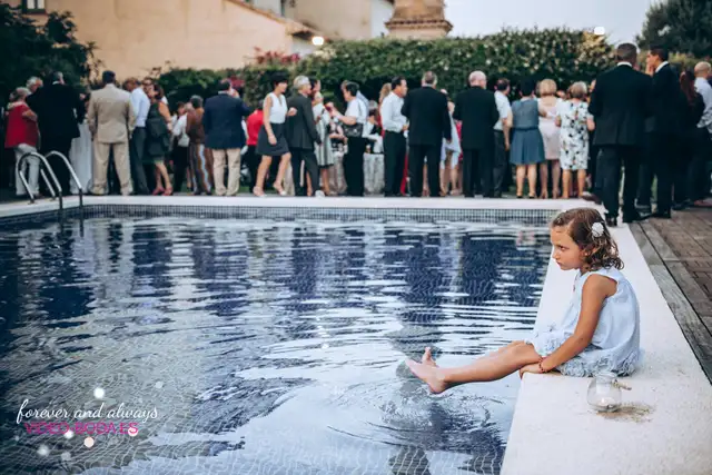 fotografía boda niña piscina