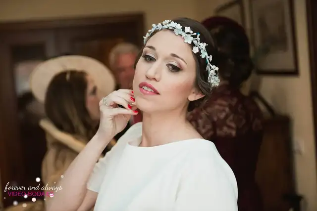 novia poniendose colonia