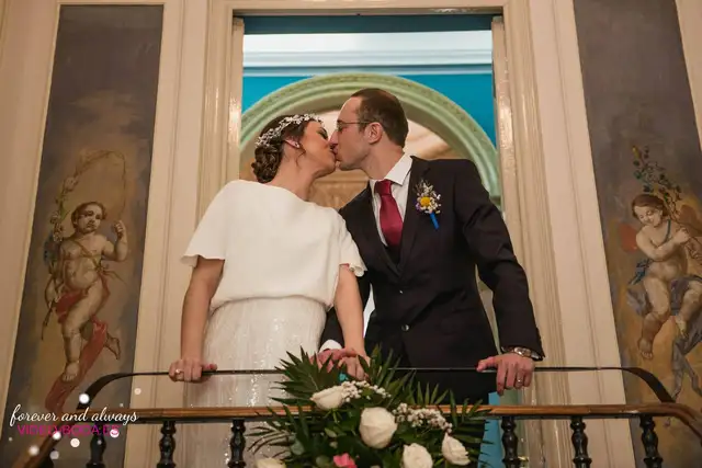 novios besandose ceremonia civil monforte