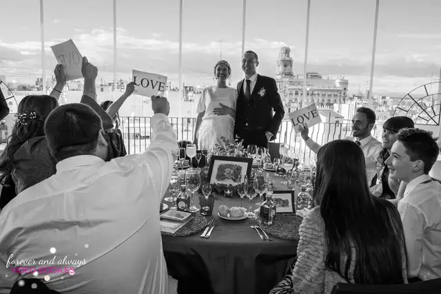 novio escuchando la trio de cuerda