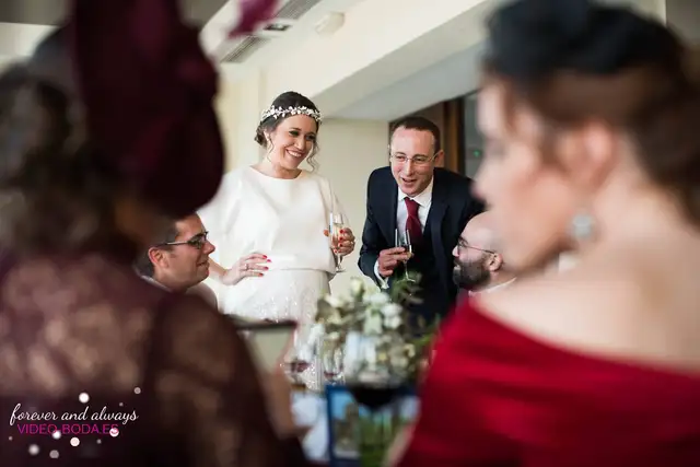 novios saludando invitados