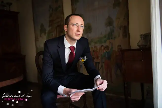 novio preparando los votos de la boda