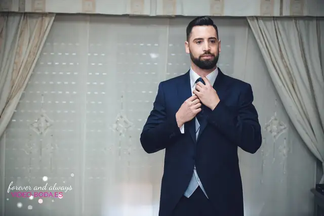 El novio de la boda arreglandose la corbata