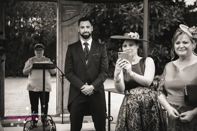 maquillando a la novia en la cocina